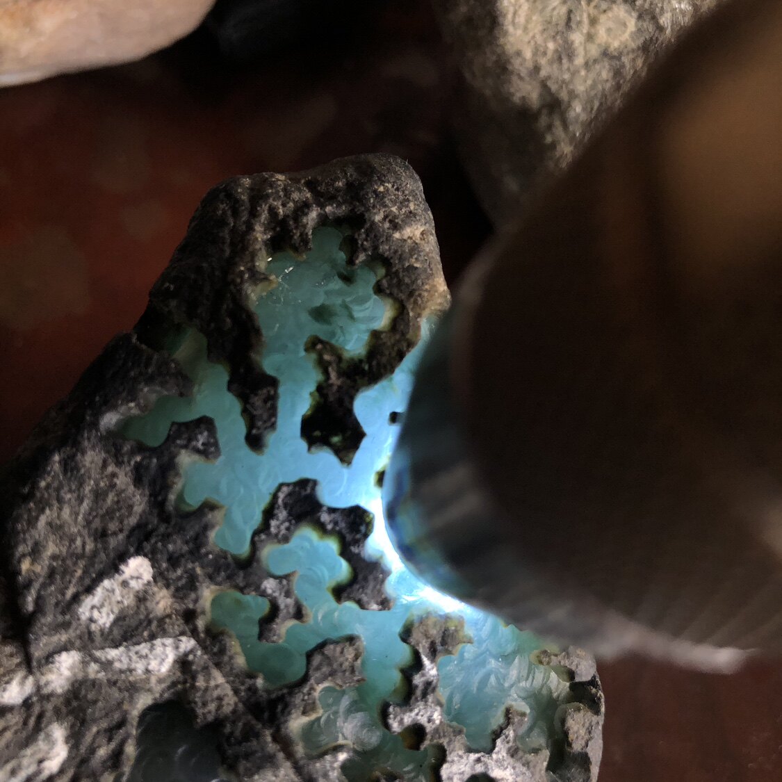 缅甸莫西沙冰种飘花翡翠老皮壳场口亮亮开窗去皮全皮壳表现天空蓝