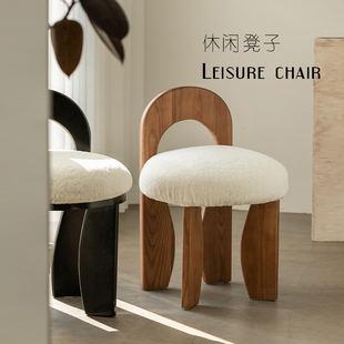 中古实木梳妆凳设计师创意家用复古靠背小椅子羊羔绒卧室化妆凳子