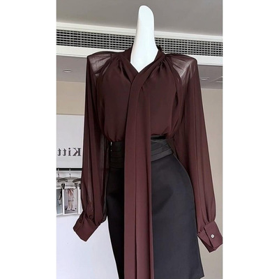 春秋季搭配一整套冷淡系高级感穿搭酒红色系带衬衫黑色半裙两件套