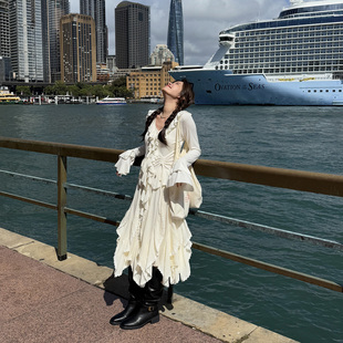 吳寶珠 高級感不規(guī)則半身裙女2025春夏設(shè)計感荷葉邊蕾絲拼接裙子