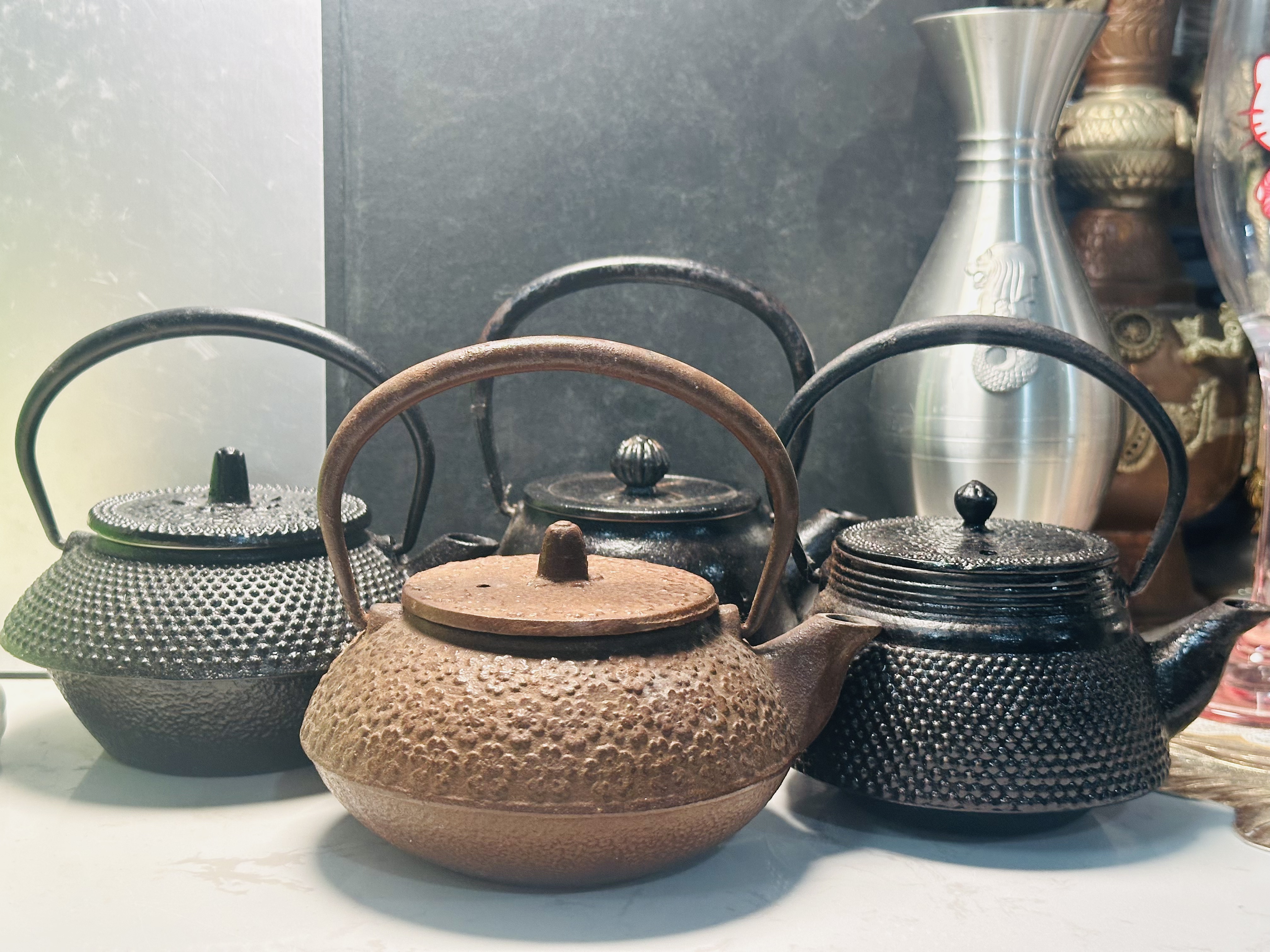 日本南部铁器樱花梅花纹饰铁瓶喝茶水壶古董 工艺品烧水壶铁壶