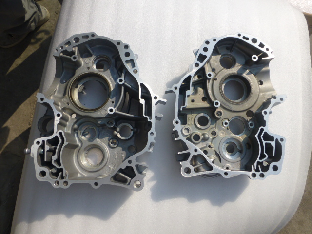 新大洲cbf150摩托左右箱体发动机