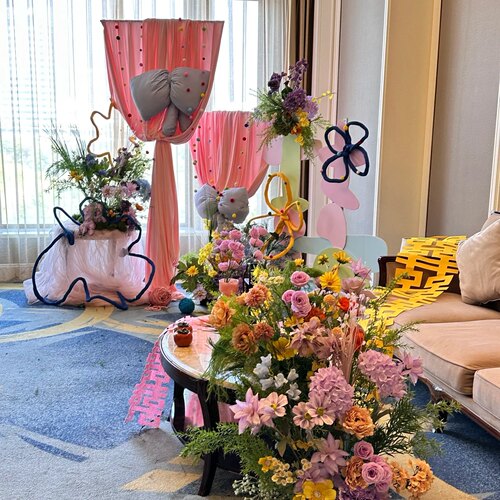 婚房氛围创意布置多巴胺抱枕蝴蝶结布幔晨袍拍照背景床头卧室装饰