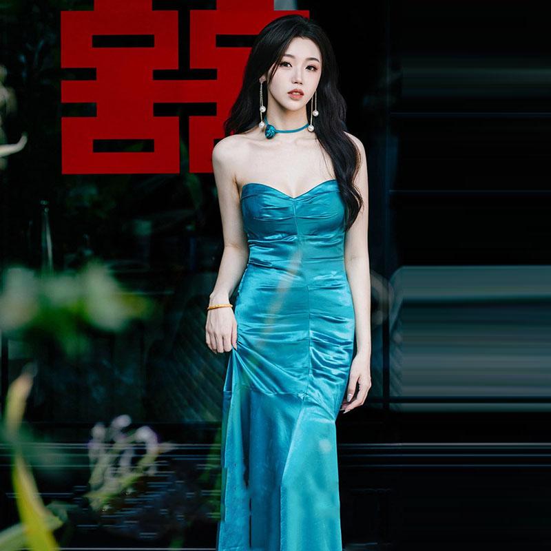 蓝色高级感法式小众长裙女缎面敬酒服宴会礼服轻奢性感裹胸连衣裙