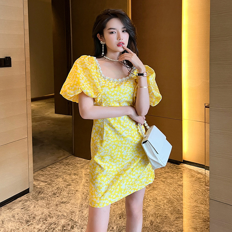 方领钉珠镶钻碎花黄色连衣裙女新款夏季小个子轻奢泡泡袖印花短裙