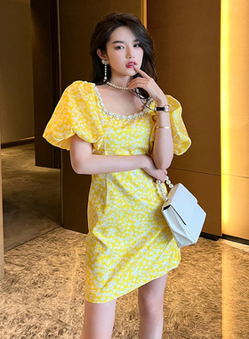 方领钉珠镶钻碎花黄色连衣裙女新款夏季小个子轻奢泡泡袖印花短裙