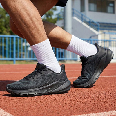 安德玛新款男子轻便缓震跑步鞋