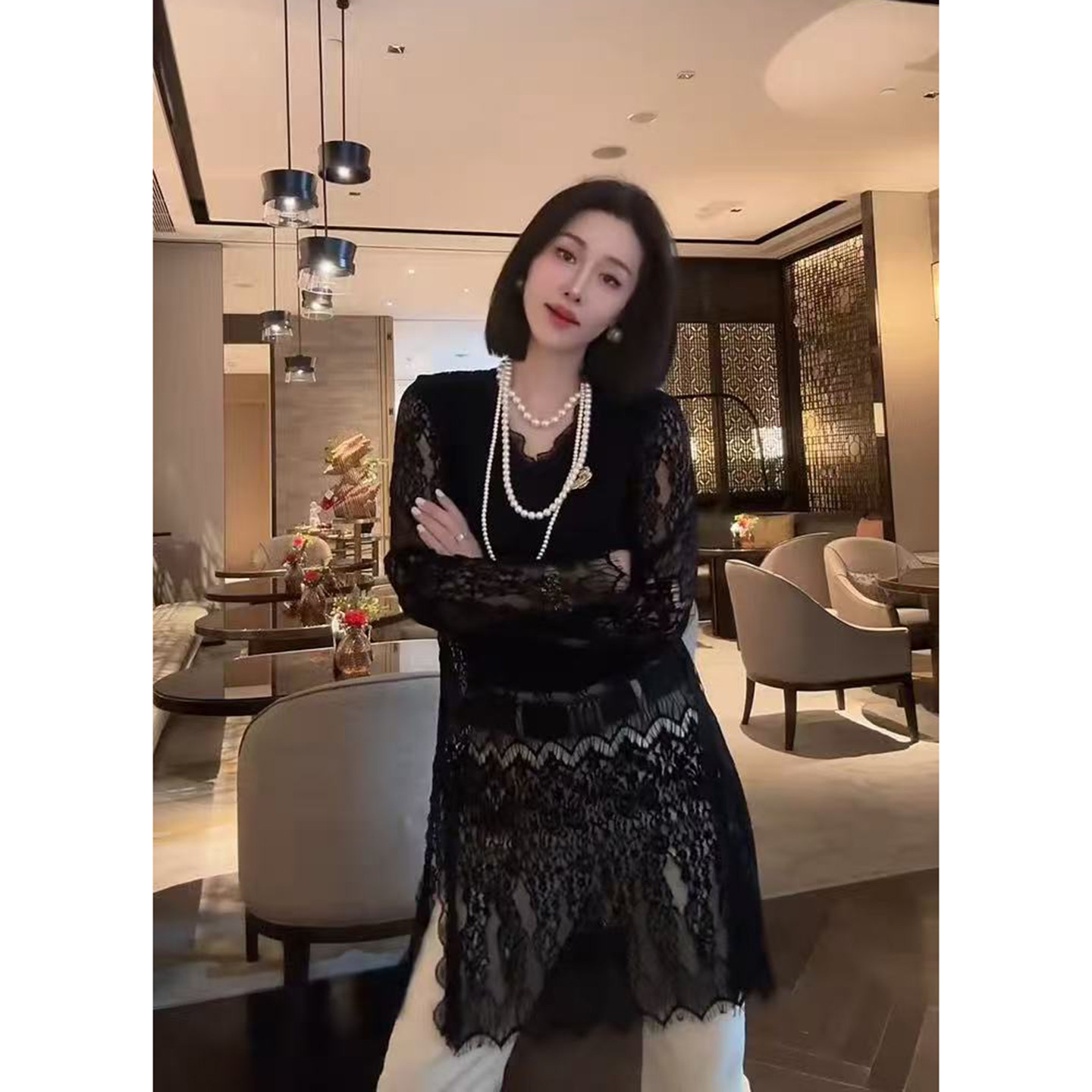 韩系设计感中长款开叉V领蕾丝罩衫女2026新款纯欲镂空时髦百搭T恤