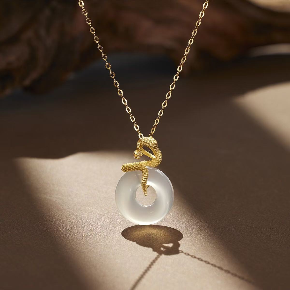 民族风2025年生肖灵蛇平安扣镶嵌天然高冰甜甜圈玉髓吊坠项链女