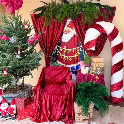 圣诞节甜品咖啡店氛围布置酒红色金丝绒背景挂布台布橱窗创意窗帘