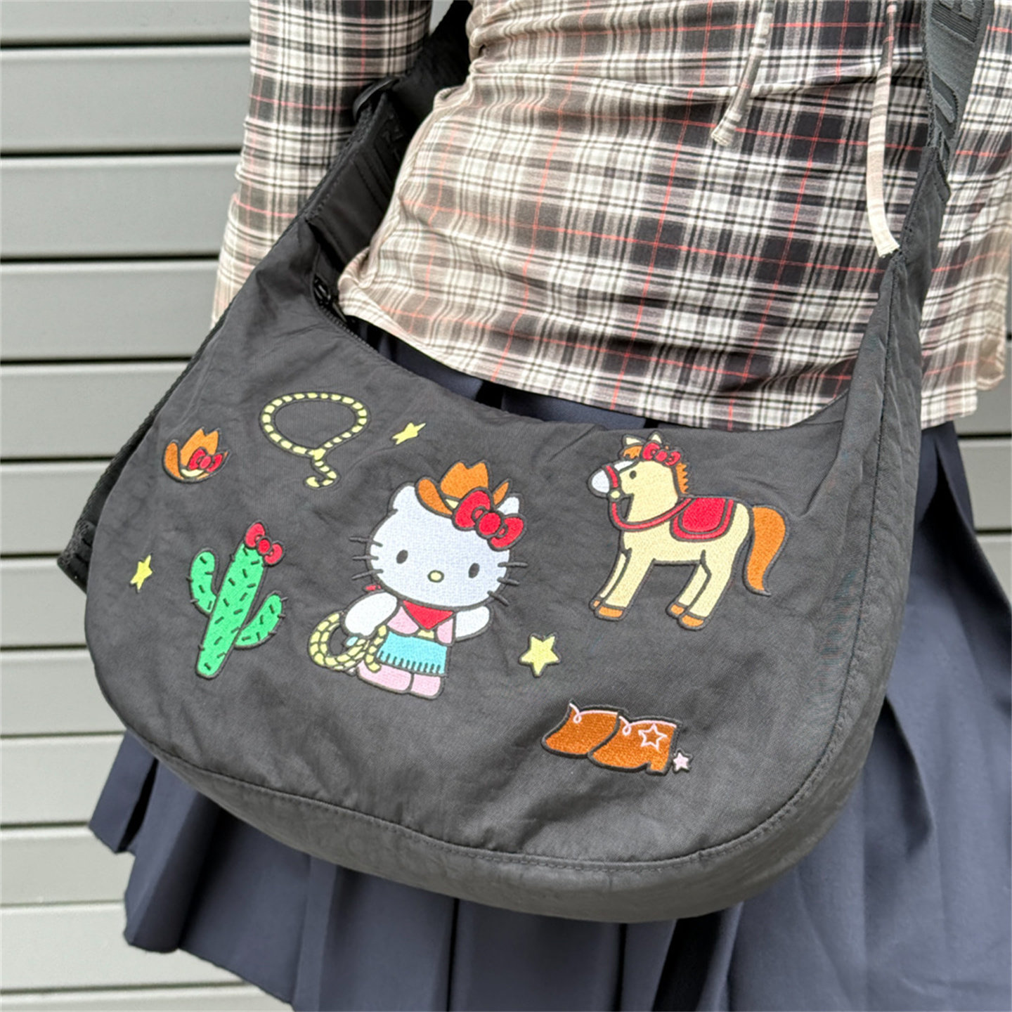 代购Baggu Hello Kitty联名款中号新月包凯蒂猫尼龙斜挎饺子包女
