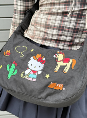 代购Baggu Hello Kitty联名款中号新月包凯蒂猫尼龙斜挎饺子包女