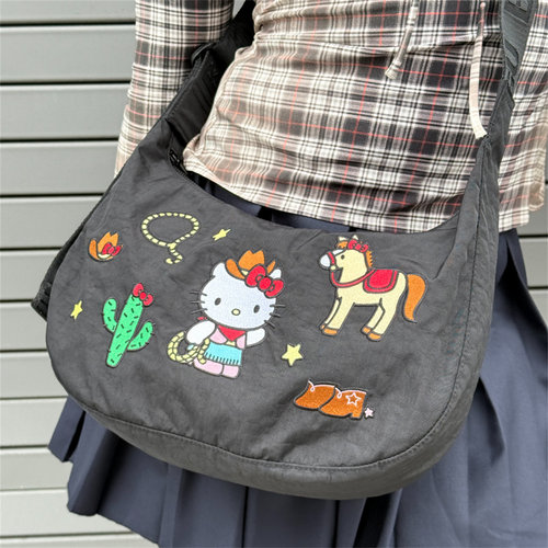 代购Baggu Hello Kitty联名款中号新月包凯蒂猫尼龙斜挎饺子包女