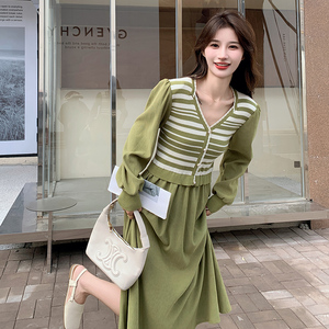 绿色条纹针织连衣裙女春秋2024新款法式气质温柔风假两件显瘦长裙,瘦小女生连衣裙穿搭图片