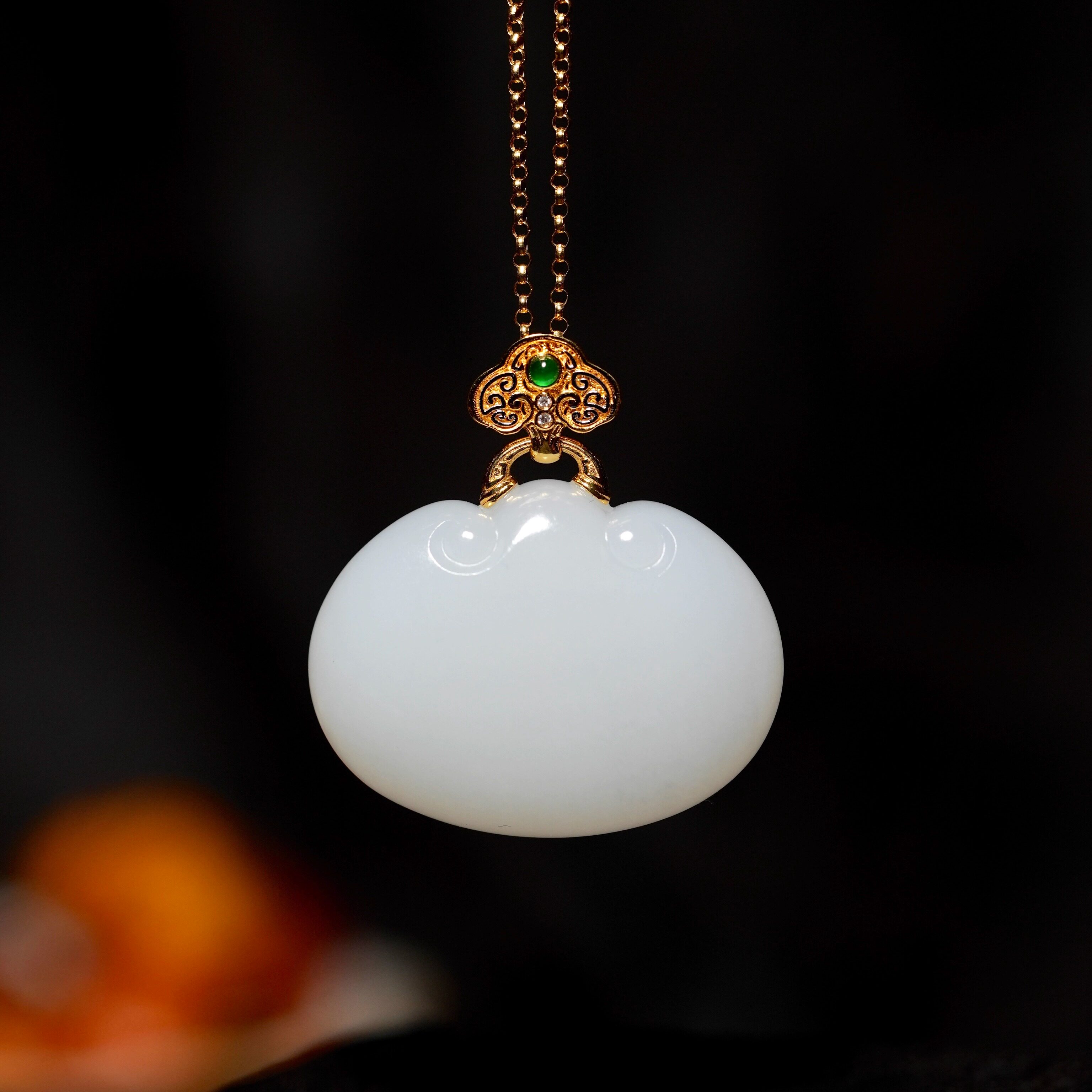 天然新疆和田玉羊脂白玉18k金镶嵌如意锁吊坠新中式时尚珠宝挂坠