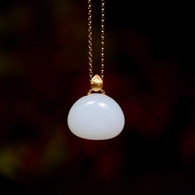 新疆和田白玉苏工精雕18k金扣头平安锁吊坠女款精致时尚小可爱