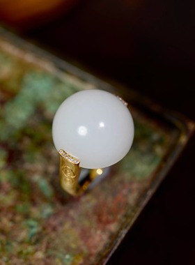 新疆和田白玉18k金镶嵌戒臂祥云纹圆形蛋面戒指女款饱满简约指环