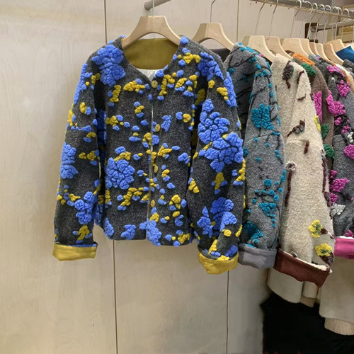 短款圆领立体花朵毛呢小香羽绒服