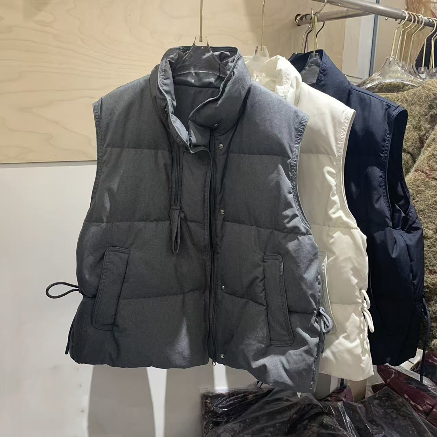 拉链立领背面抽绳羽绒马甲