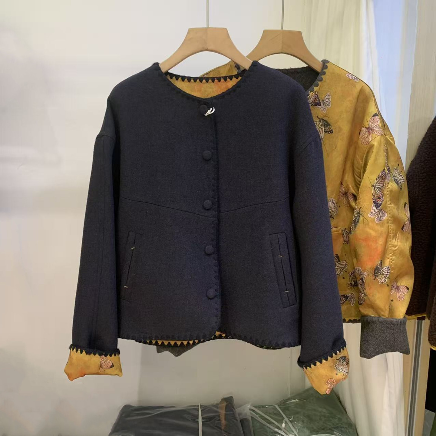 圆领蝴 蝶印花撞色正反两面穿呢料短外套女2025秋季新款宽松上衣,女装/女士精品,短外套,淘宝优惠券,粉丝福利购,淘宝优惠卷