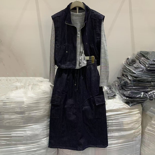 长袖条纹T+牛仔马甲+工装半身裙