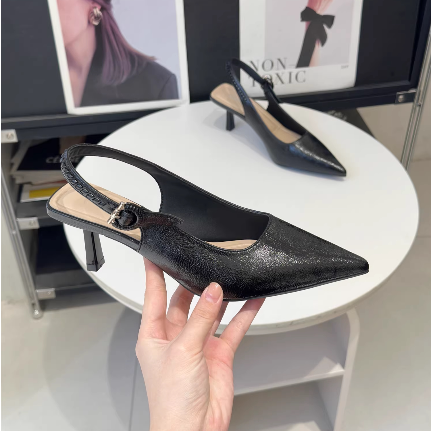 法式温柔风包头凉鞋女2026夏季新款细跟尖头一字扣带配裙子高跟鞋