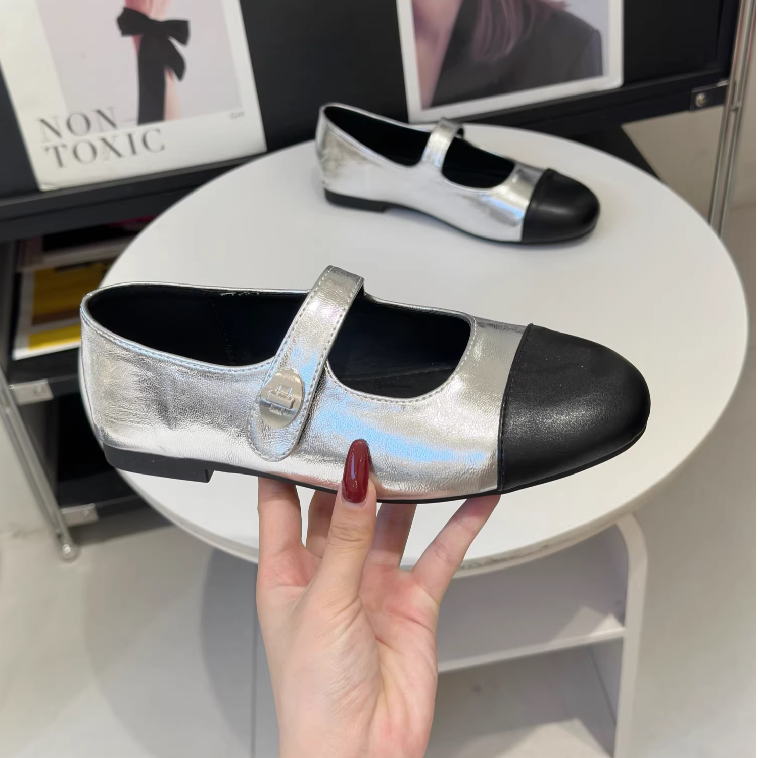 小香风黑白拼色玛丽珍鞋女2026春夏新款踩屎感平底配裙子复古单鞋