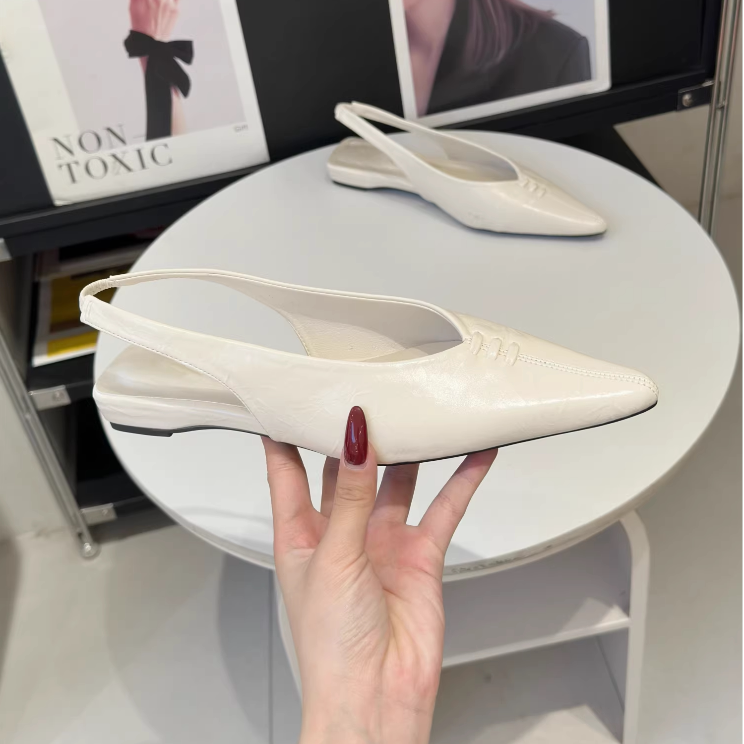 轻熟风复古尖头包头凉鞋女2026夏季新款后绊带高级感浅口平底单鞋