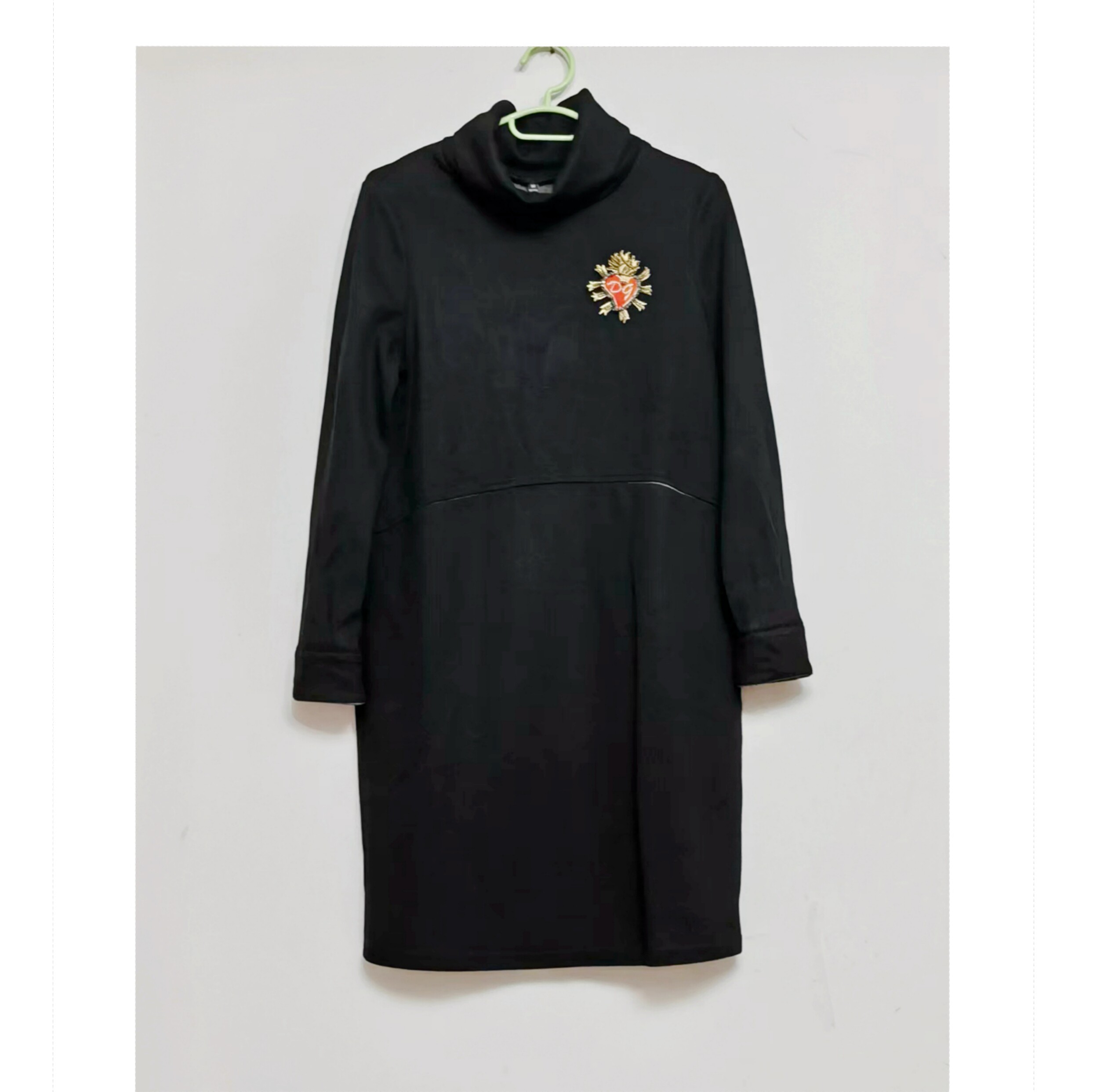 武汉锦。妃.莉服饰M码针织长袖连衣裙黑色纯色修身裙胸花女春秋36