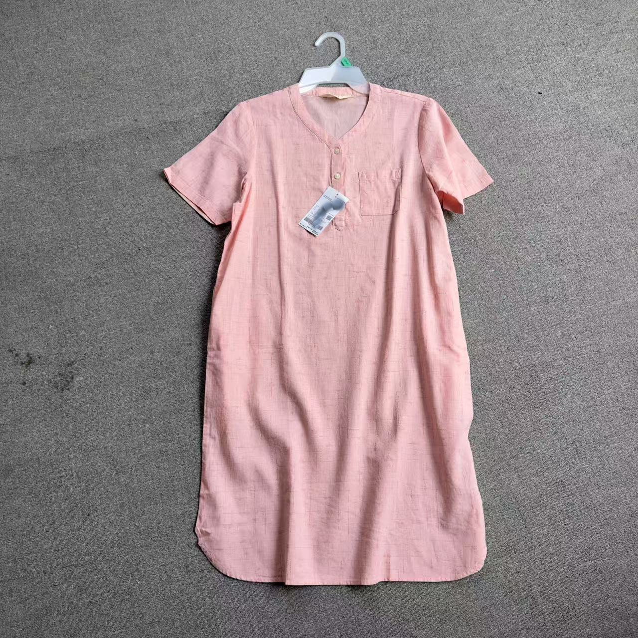 香港pinpai亚麻55%棉45%V领直筒中长款粉色点点有口袋连衣裙