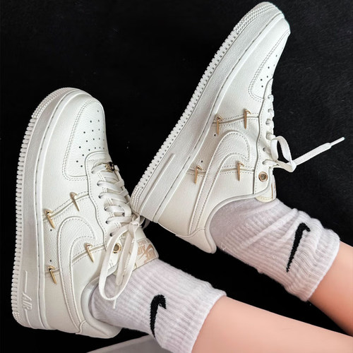 Nike耐克正品女子空军一号板鞋奶白配色金属扣休闲鞋潮FV3654-111