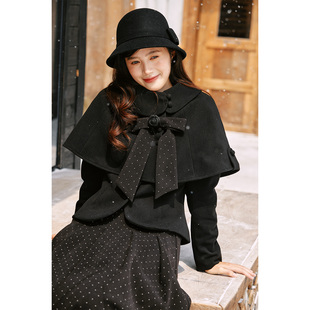 七与珍珠“冬日信札” 优雅黑色昭和千金感斗篷复古波点套装冬