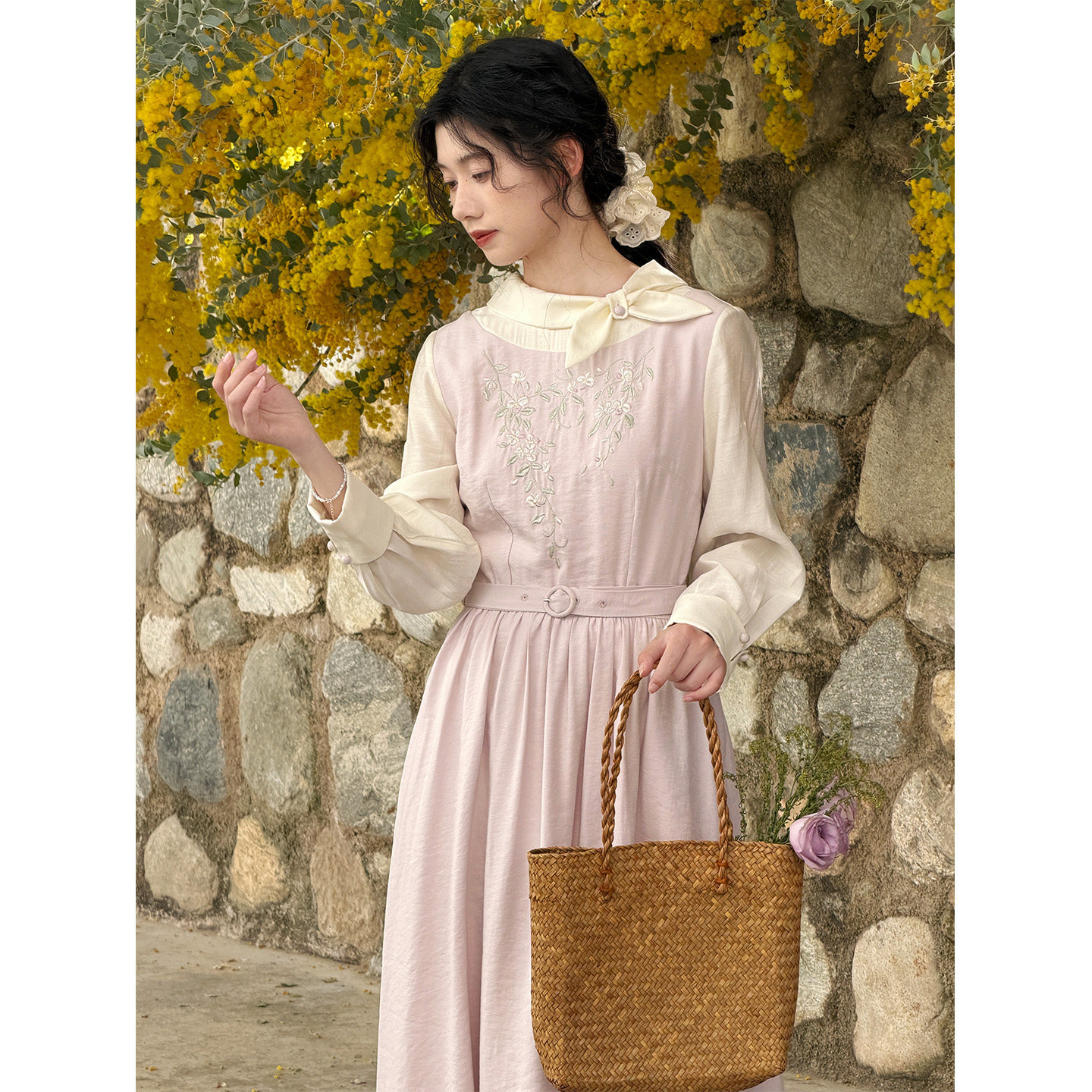 七与珍珠“与春集”文艺刺绣拼接温柔感收腰长款连衣裙春