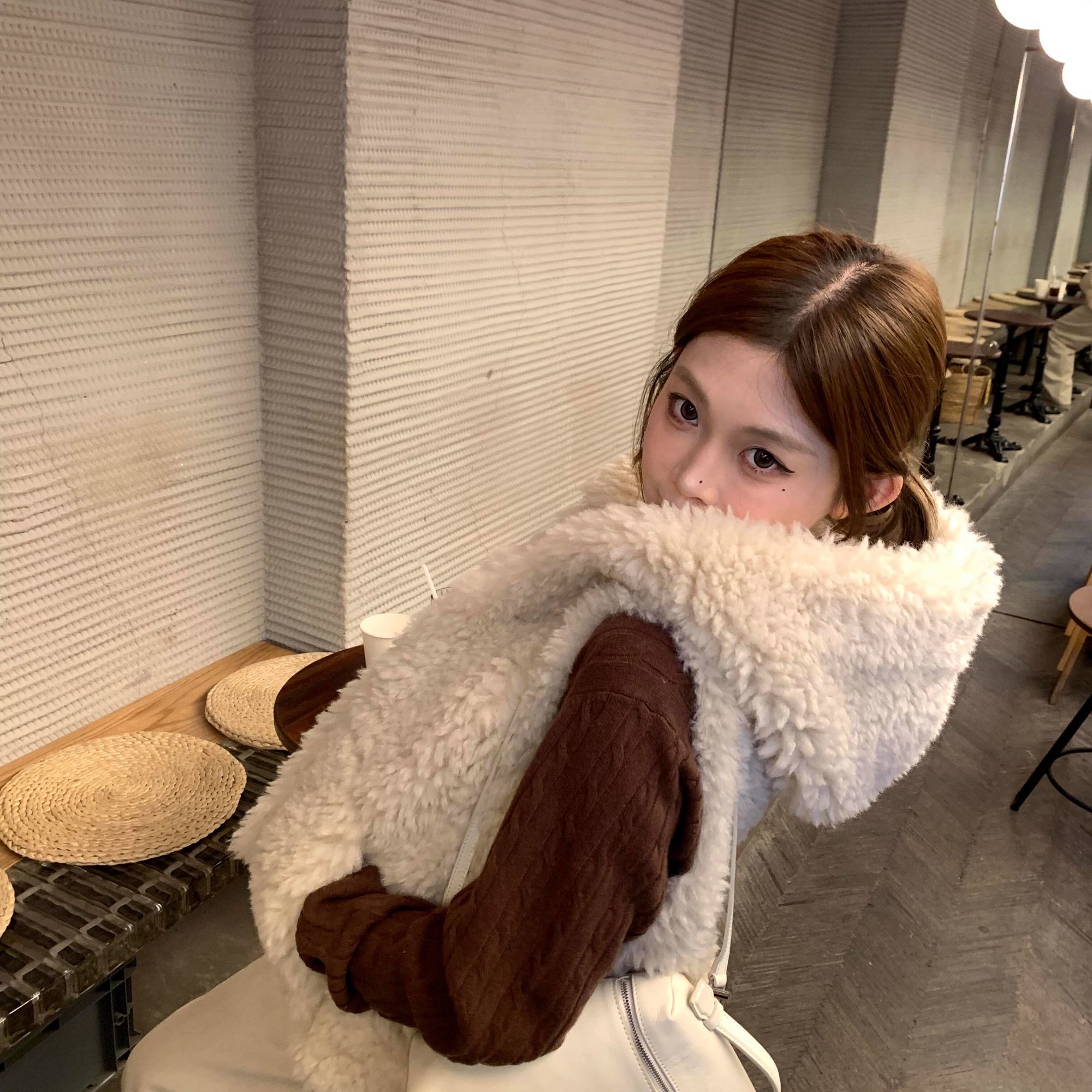 皮毛一体复古设计感连帽女秋冬款2025新款宽松无袖开衫毛毛外套