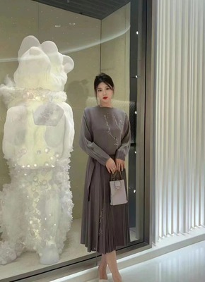 现货 真丝刺绣墨色系套装 交叉绑带衬衫+百褶半身裙