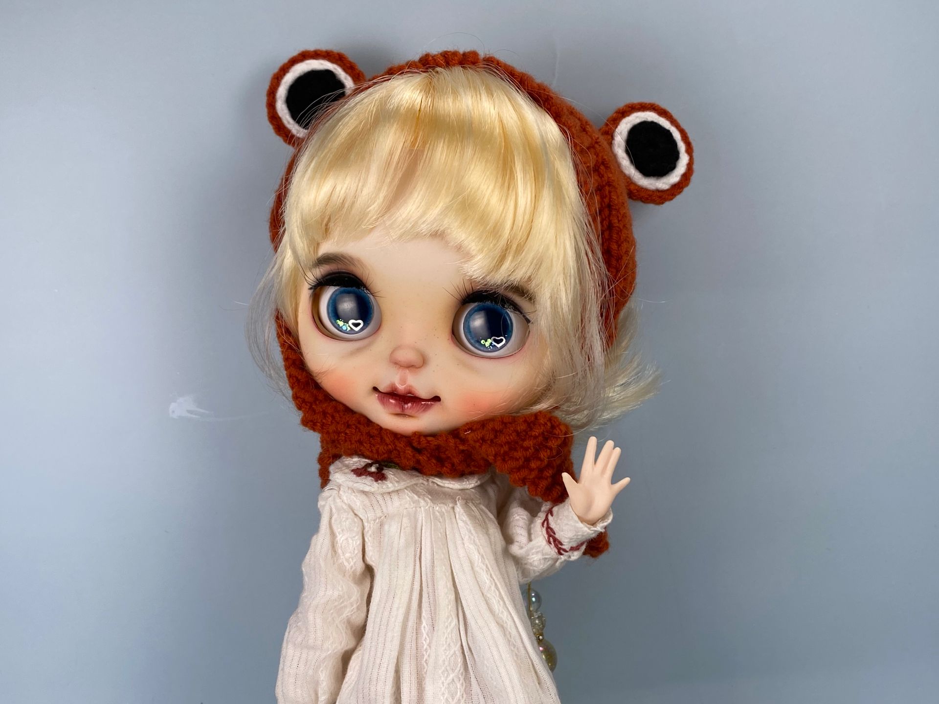 HobgobLin双马尾微笑女孩双眼皮眼窝肉肉嘴红色青蛙套服装 定金