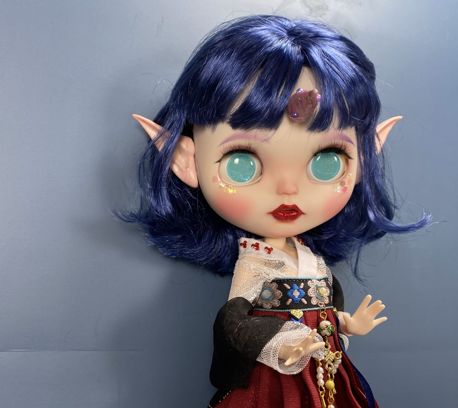 蓝短发波波头精灵女孩 特色眼妆闪妆容配精灵耳朵 小布改娃定金