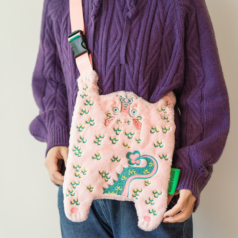 若愚工坊RUOYUSTUDIO原创设计秋冬毛绒粉龙斜挎小包包,箱包皮具/热销女包/男包,通用款女包,淘宝优惠券,粉丝福利购,淘宝优惠卷