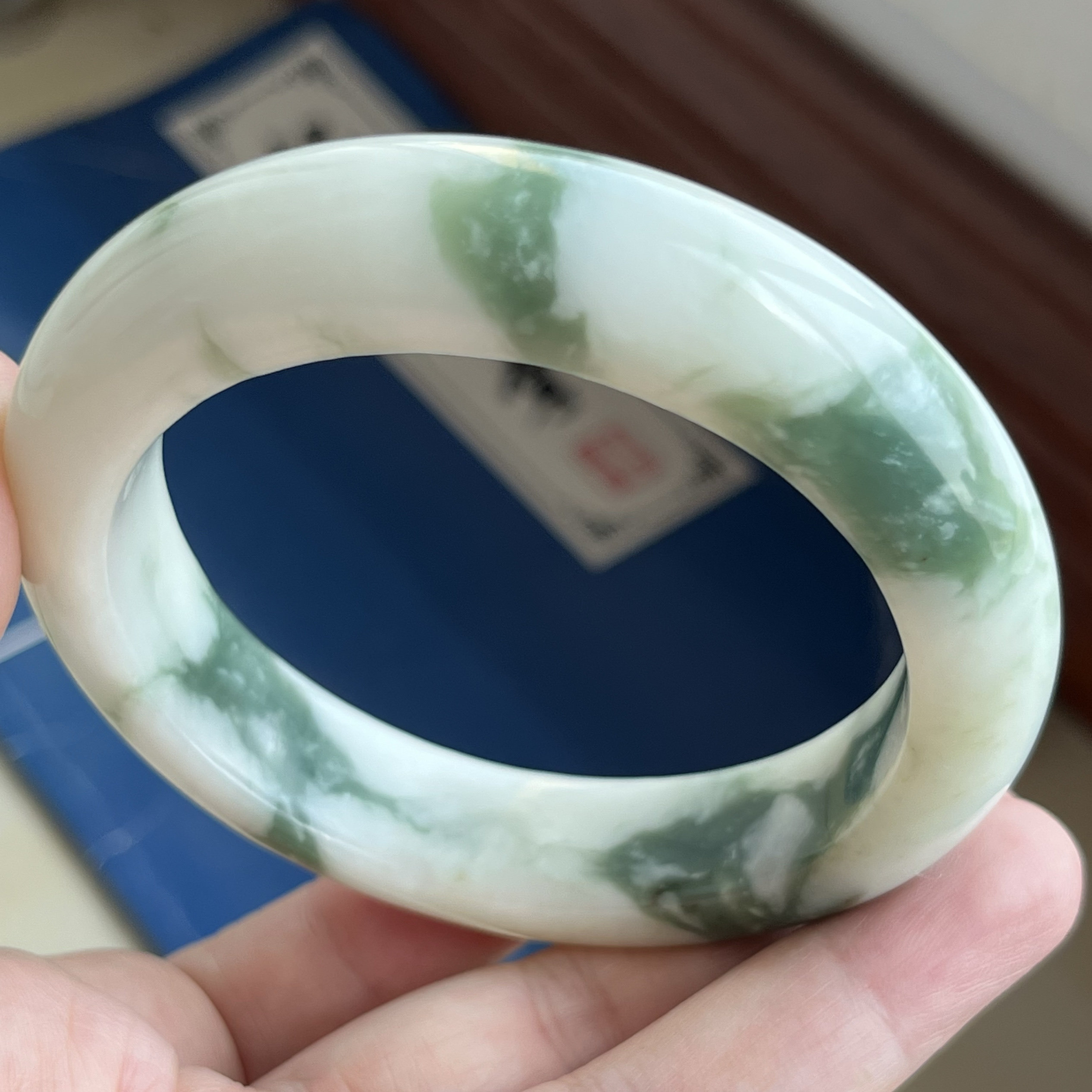 天然岫玉油翠飘花60mm正圈手镯白底绿花甲翠玉镯正品包邮