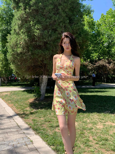 LE LIEBE 性感V领连衣短裙 法式复古挂脖 黄色碎花吊带连衣裙