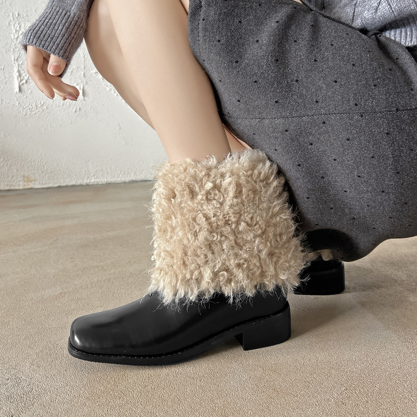 6.5cm复古方头粗跟毛毛靴子女