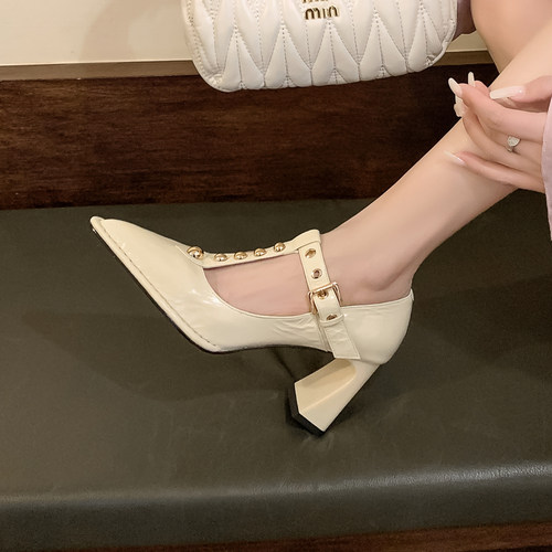 铆钉玛丽珍鞋中空配裙子性感单鞋