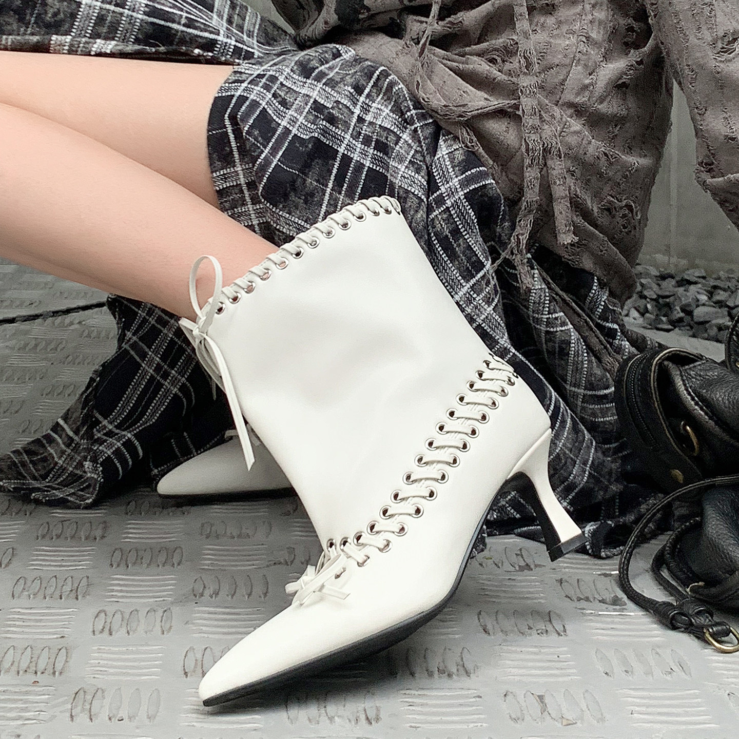 小悠~欧美尖头绑带靴设计大筒口显瘦编织蝴蝶结高跟短靴时装靴子