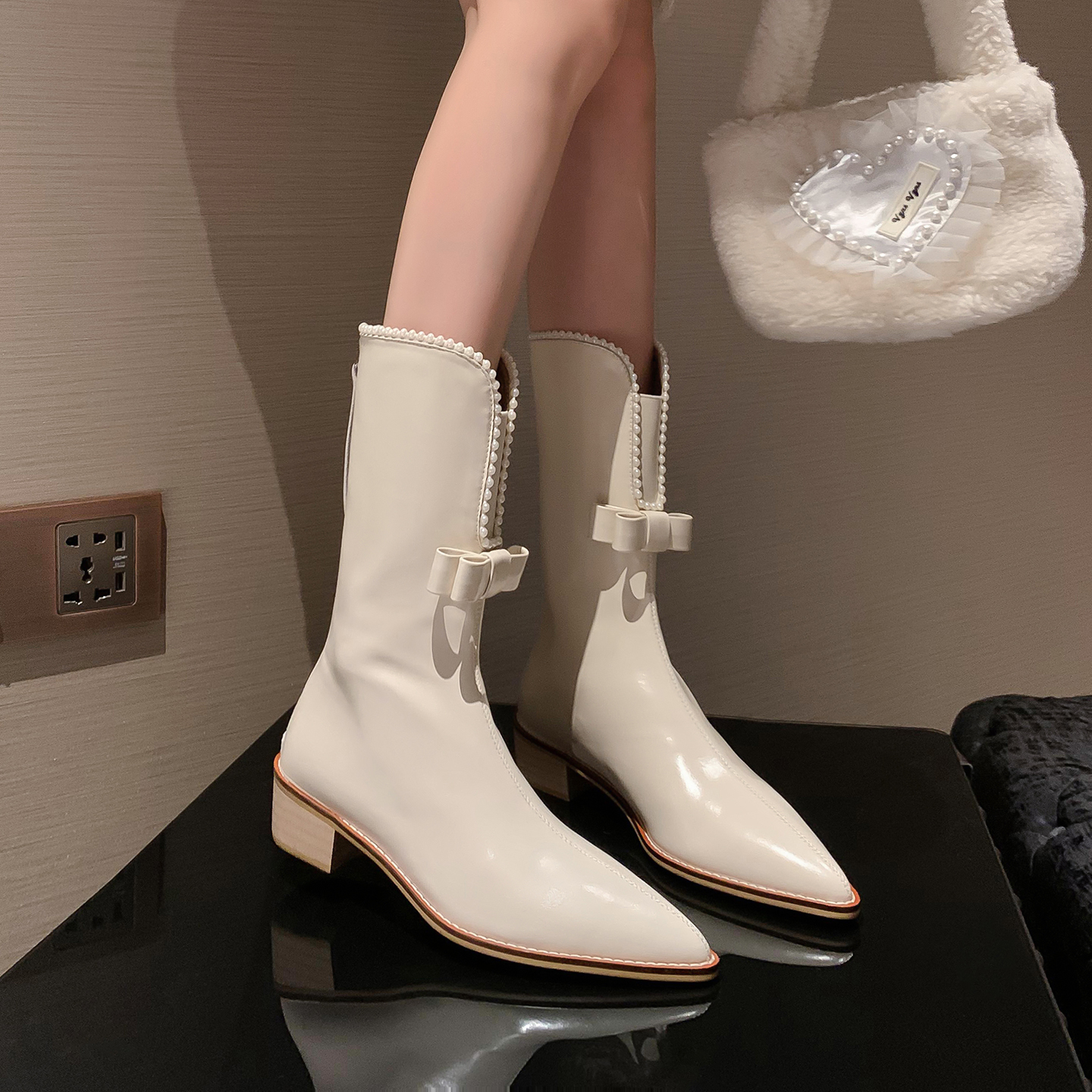 时尚蝴蝶结珍珠白色V口瘦瘦靴子