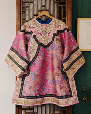 罗绮者！亏清！蓝吊带裙+玫红太太服+褐色中长外套+黑马甲+红马甲