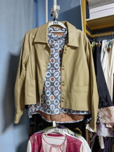 罗绮者68号浅黄色羊皮皮衣短外套翻领皮衣+文房四宝奥黛短袖衬衫