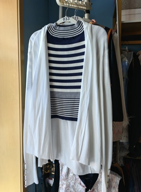 罗绮者33号白色针织长袖开衫+深蓝色条纹无肩圆领针织打底毛衣女