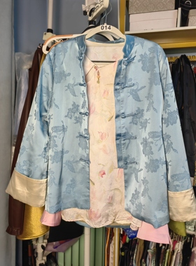 罗绮者14号新中式圆领蓝色蝴蝶提花长袖外套含醋酸+粉色花朵衬衫