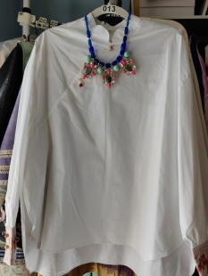 精美宝蓝色亚克力配饰 长75 罗绮者精品系列白色刺绣袖 口上衣衬衫