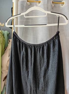 罗绮者黑色半身裙双层带内衬高级半裙后开叉醋酸缎褶皱肌理感裙子